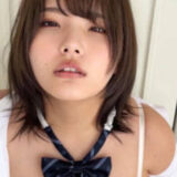 ワイシャツを脱がされながら男を見つめる美少女