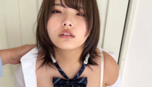 ワイシャツを脱がされながら男を見つめる美少女