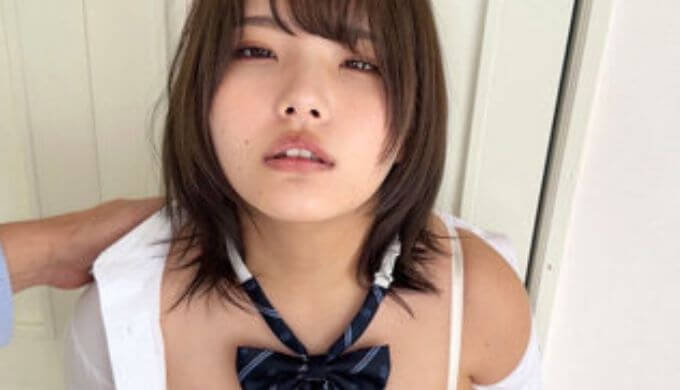 ワイシャツを脱がされながら男を見つめる美少女